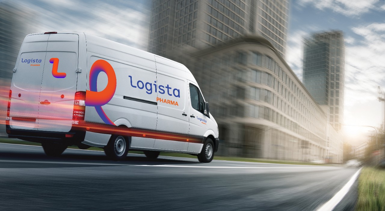 Vehículo de Logista Pharma en movimiento, garantizando la distribución farmacéutica y transporte de productos sanitarios.