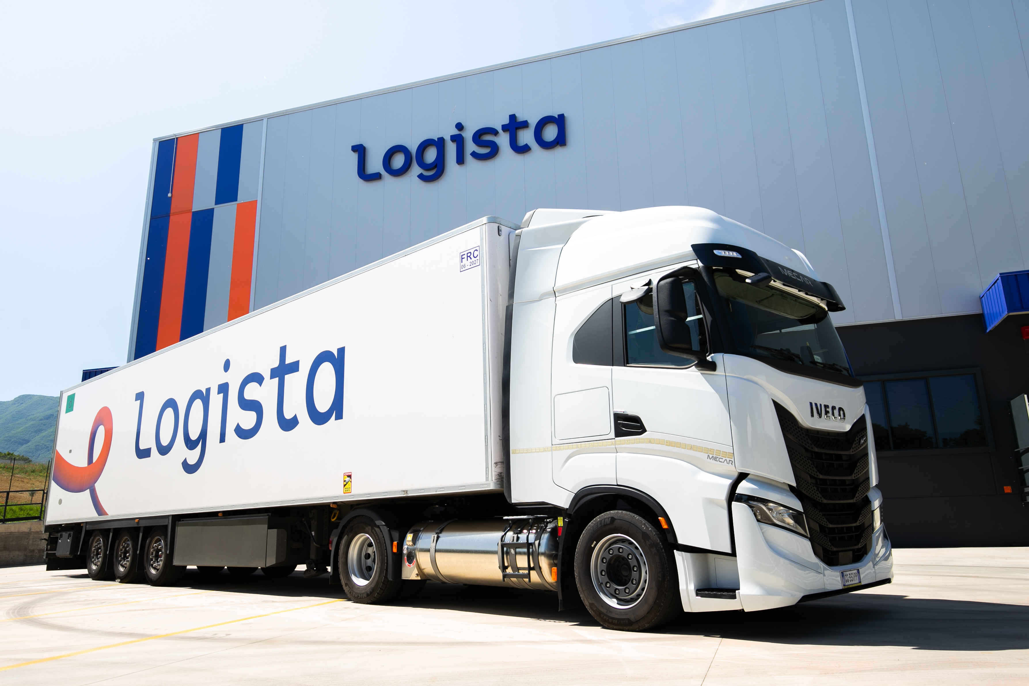 Camión en las instalaciones del centro logístico de Logista, optimizando la distribución internacional.