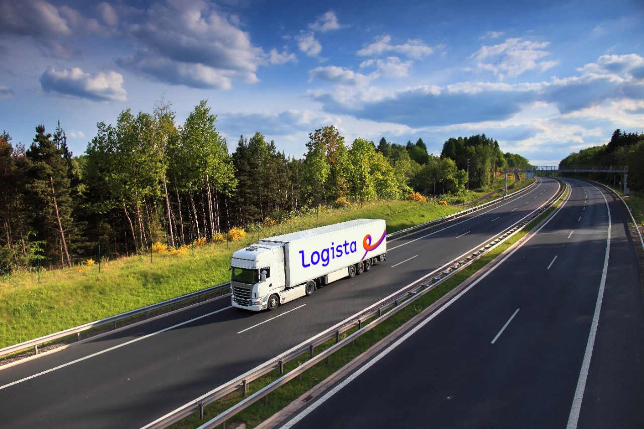 Transporte de mercancías de Logista en carretera, asegurando distribución eficiente.