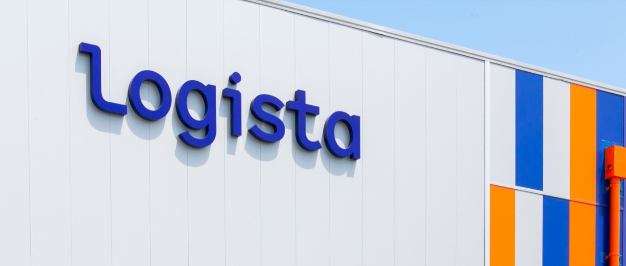 Logotipo de Logista en azul en la fabrica
