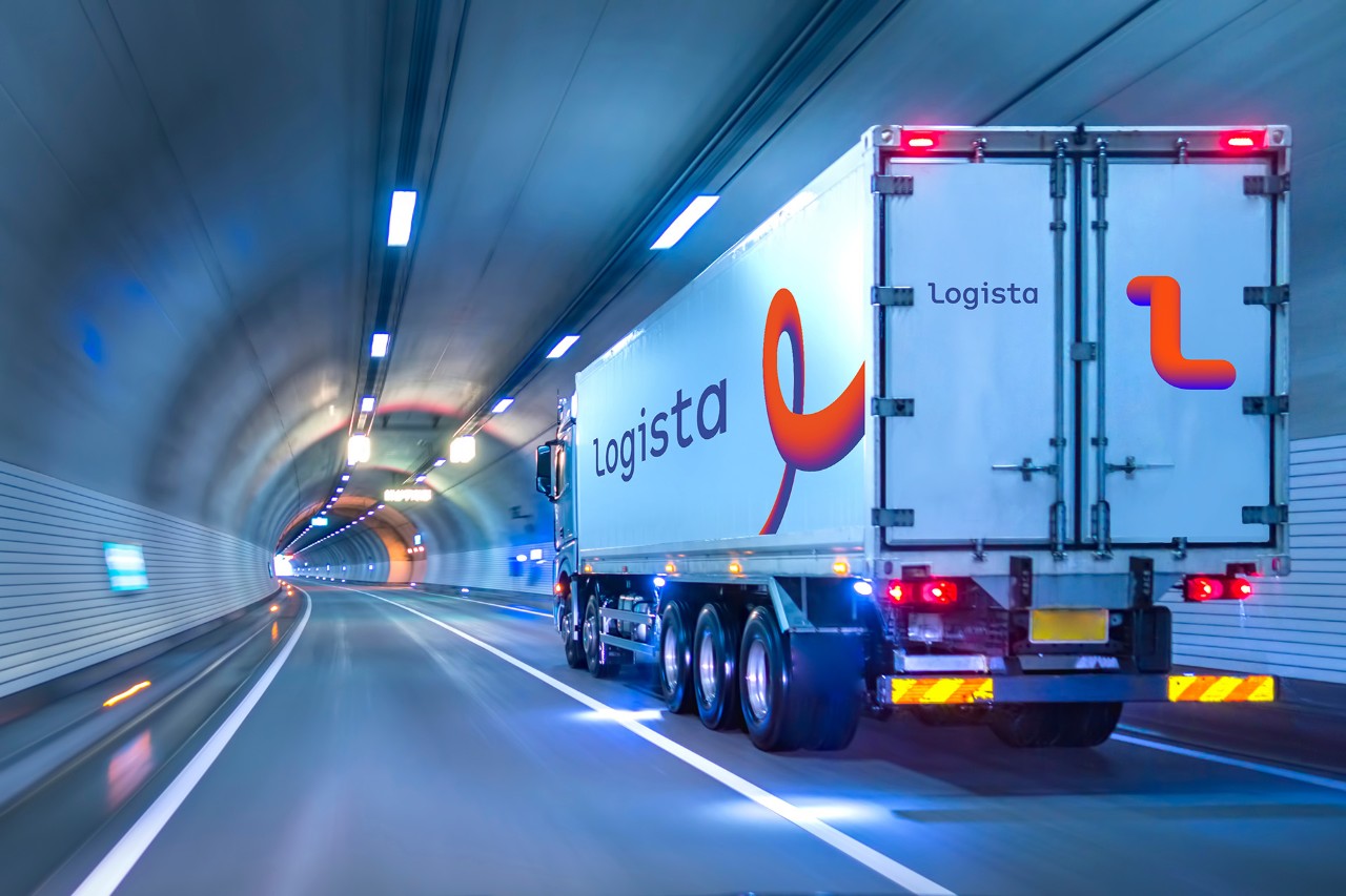 Vehiculo en movimiento de Logista en tunel, transporte terrestre.